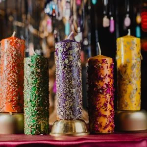 Vela ritualizada de cera de soja con cristales de pirita y canela para atraer la abundancia