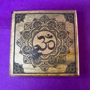 Caja con símbolo ॐ