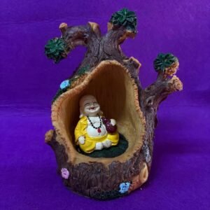 Buda acogido en un árbol