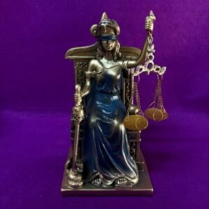 Diosa Justicia Sentada en un Trono