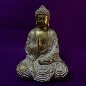 Buda con vestimenta blanca