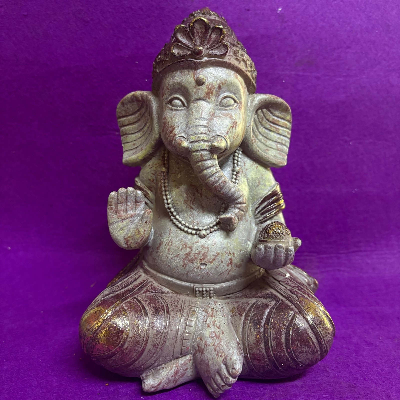 Ganesha color piedra blanca con toques dorados (22 cm)