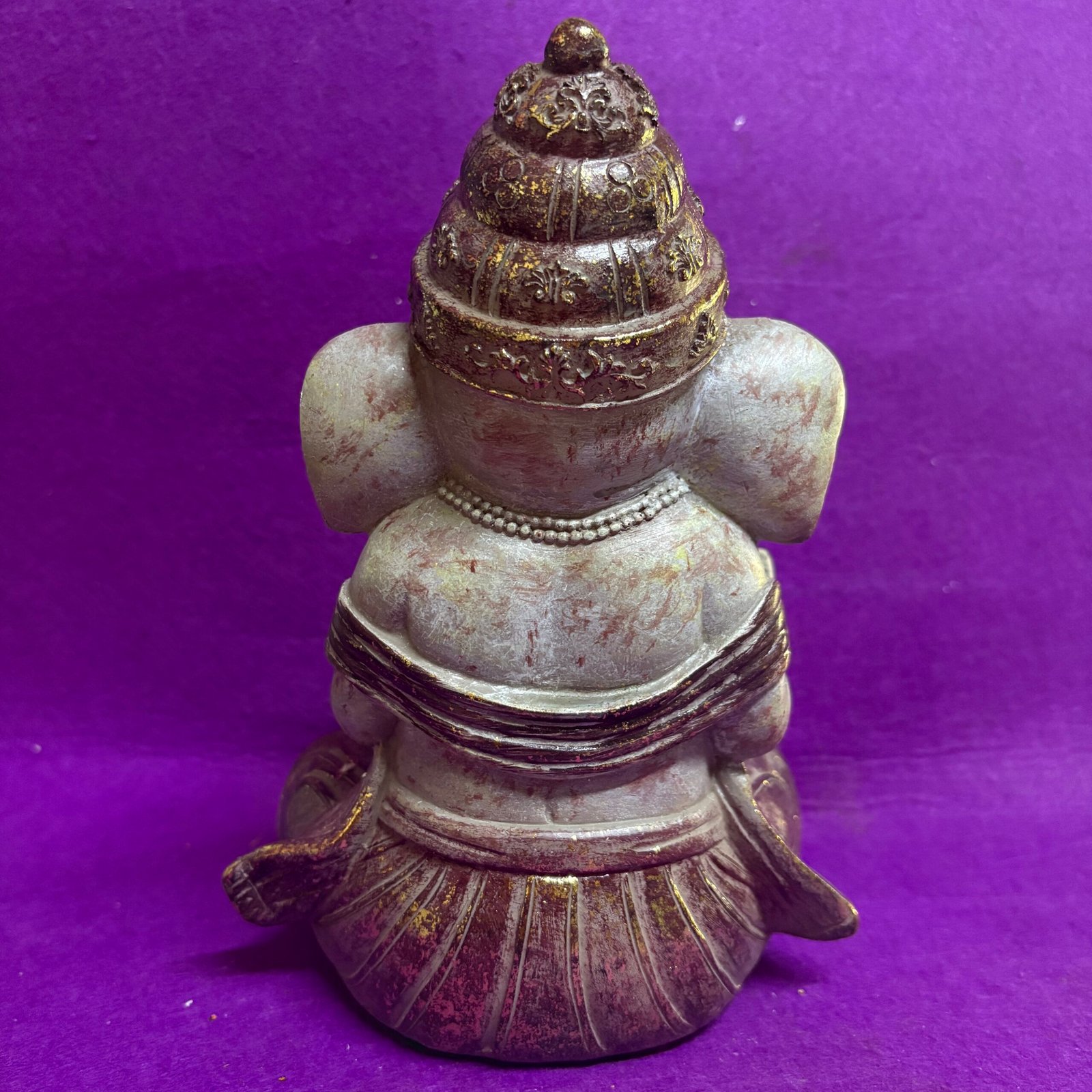 Ganesha color piedra blanca con toques dorados (22 cm) - Imagen 2