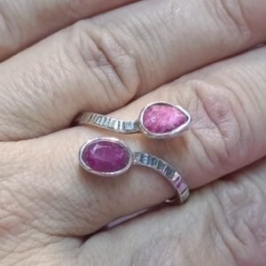Anillo de plata con rubí
