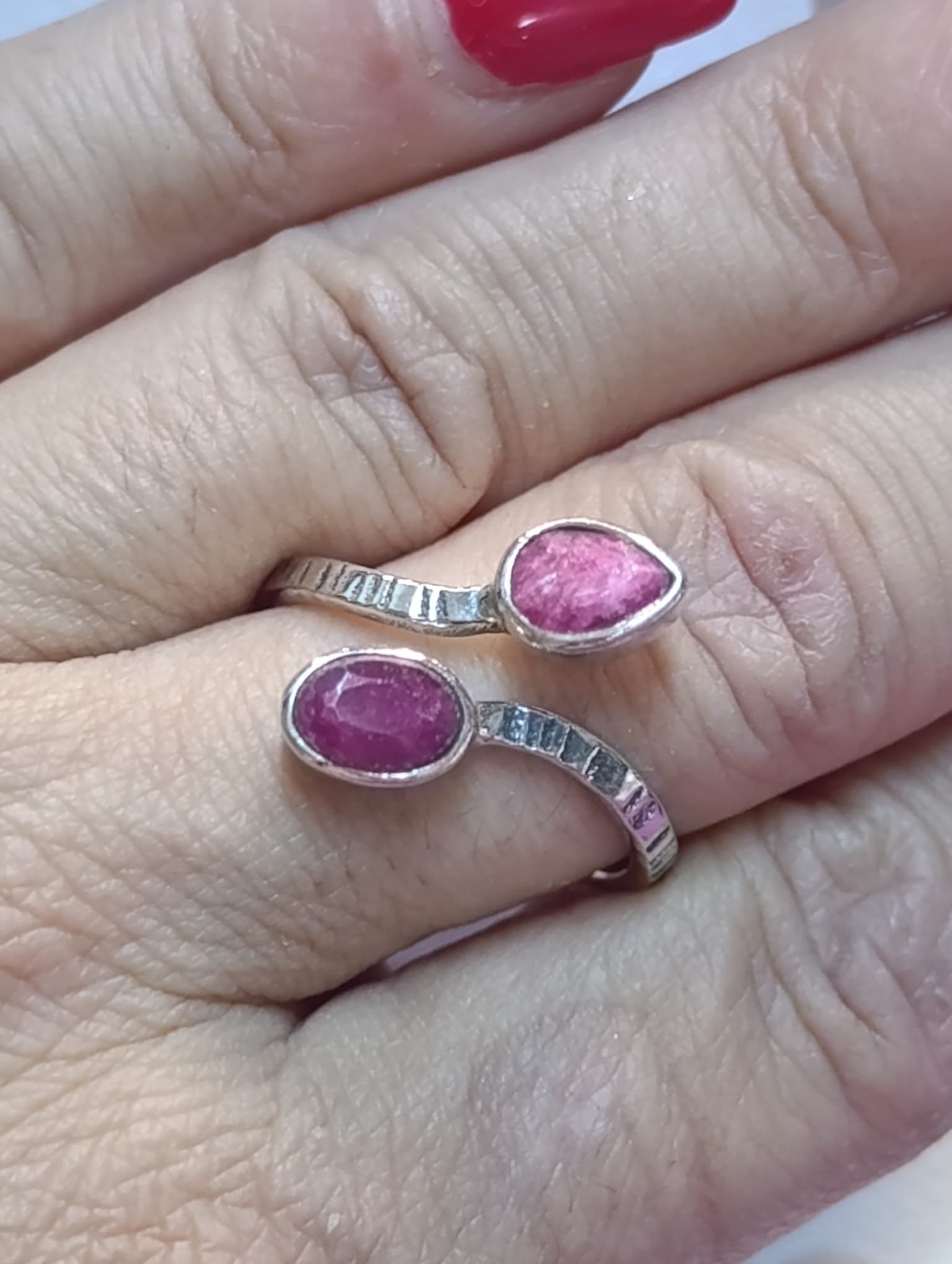 Anillo de plata con rubí